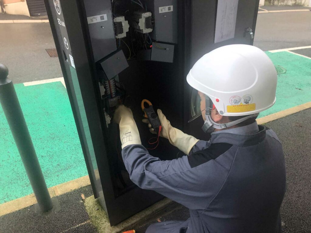 Travaux sur une borne de recharge - SDEE Lozère